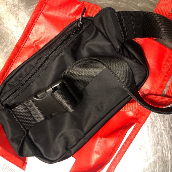 New With Tag Lululemon Everywhere Belt Bag Black extension strap - Picture 3 of 6